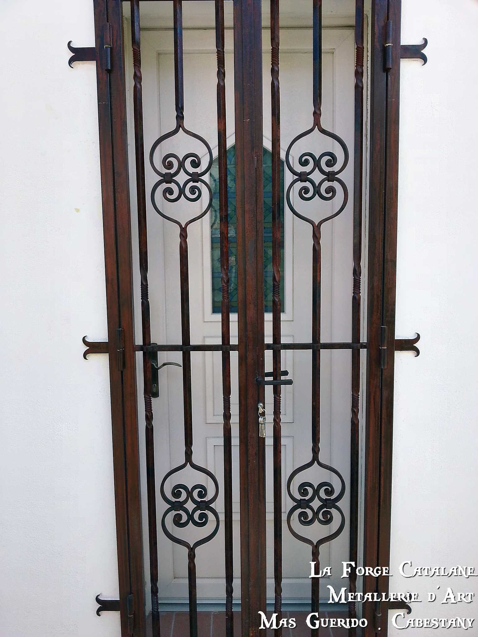 grille articulee securite protection trous renfle torsade volute fer Forge Catalane Cabestany.jpg